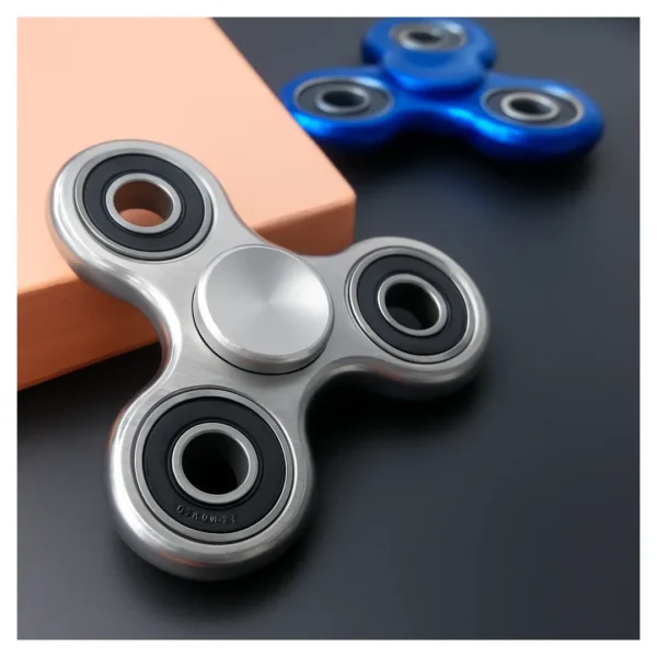 SM-074-04.webp Spinner Antiestrés Metálico 3 Puntas Fidget